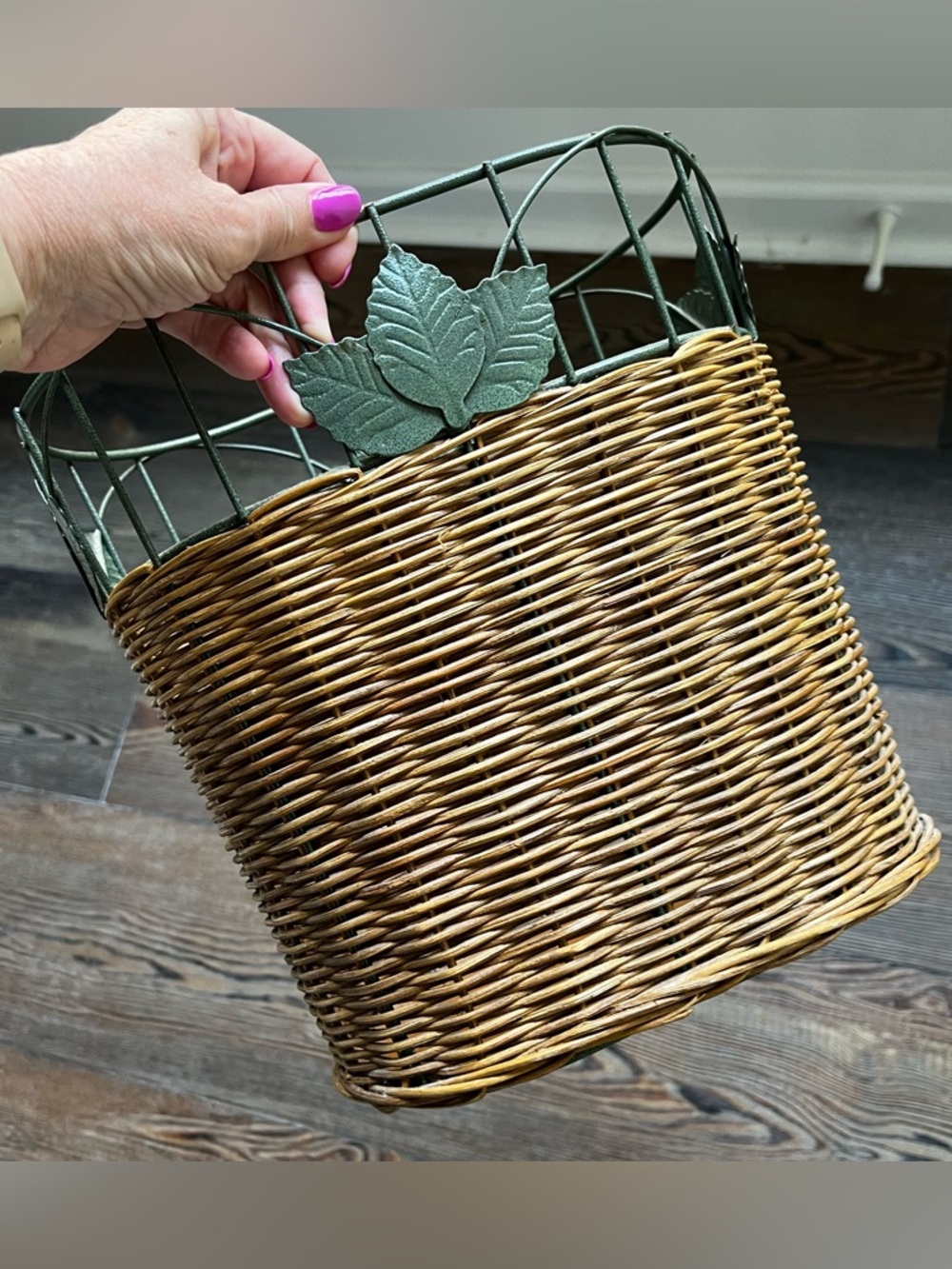 Vintage Wicker and Metal Ivy waste basket 11" x 11" x 7" - Picture 4 of 9